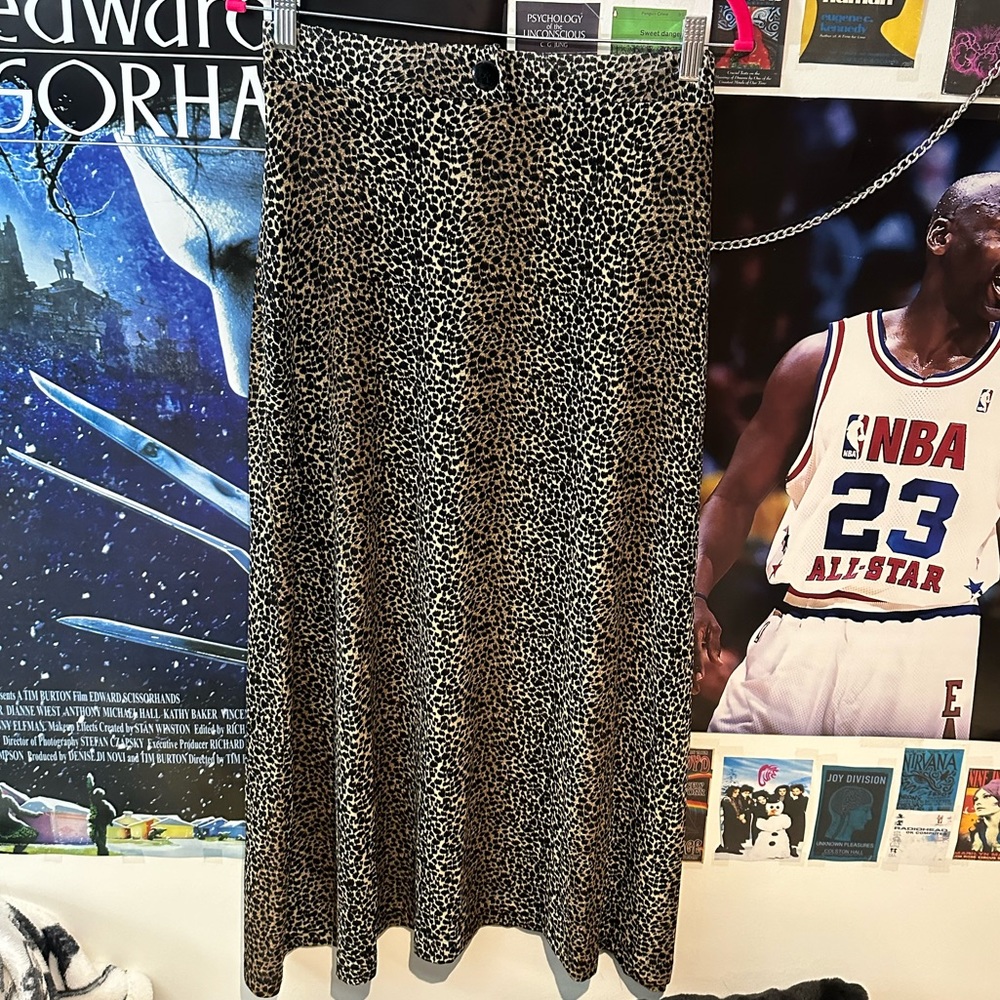 SUSAN LAWRENCE vintage cheetah print maxi skirt with button detail. size sm-med.
